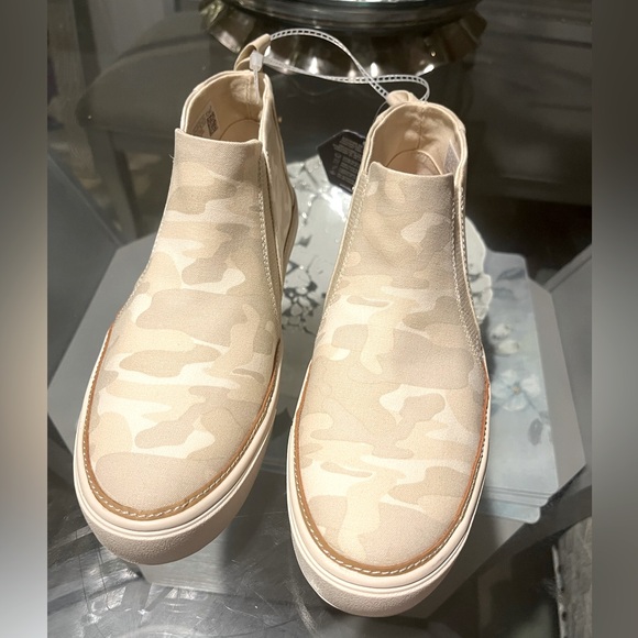 TOMS
Women's Camo Canvas Mid Cut Slip On Sneakers - Picture 2 of 8